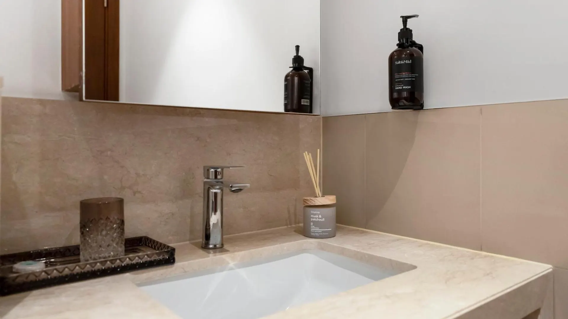 New! Ps5! Burj Khalifa View & Infinity Pool Apartment Dubai