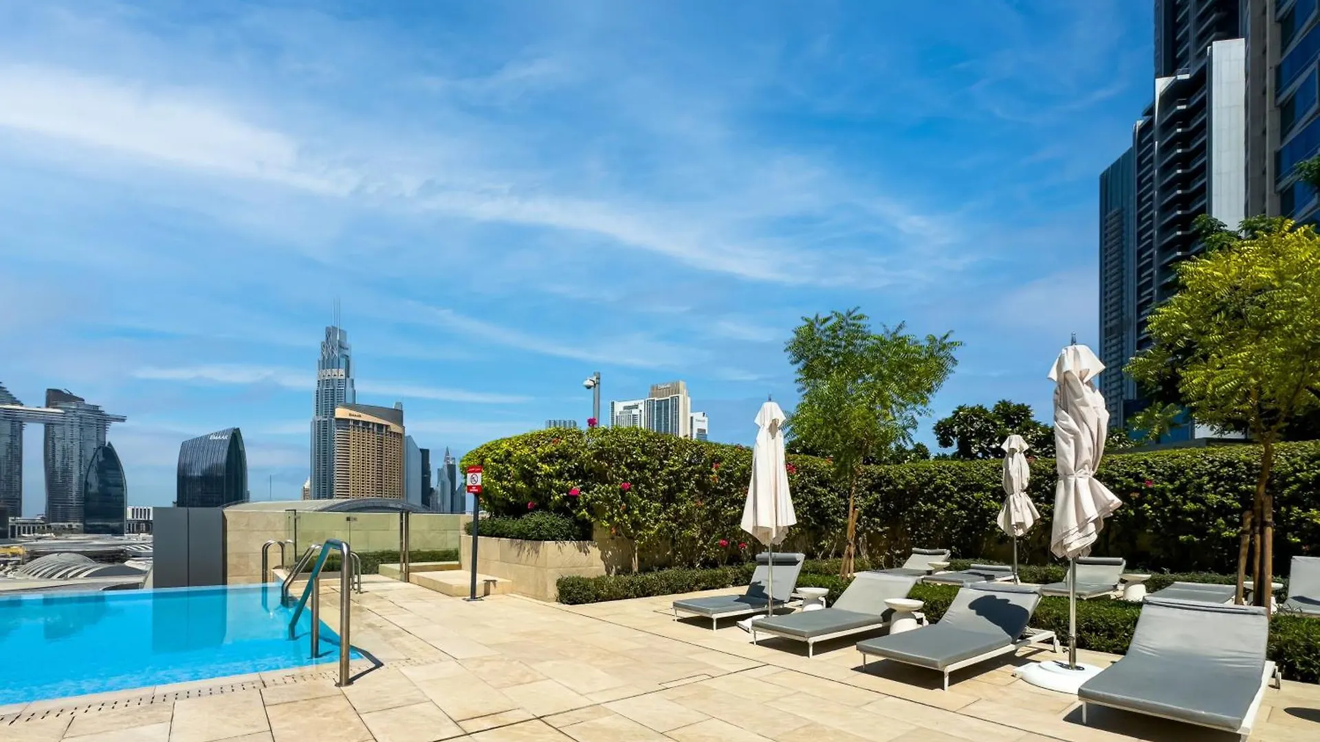 New! Ps5! Burj Khalifa View & Infinity Pool Apartment Dubai