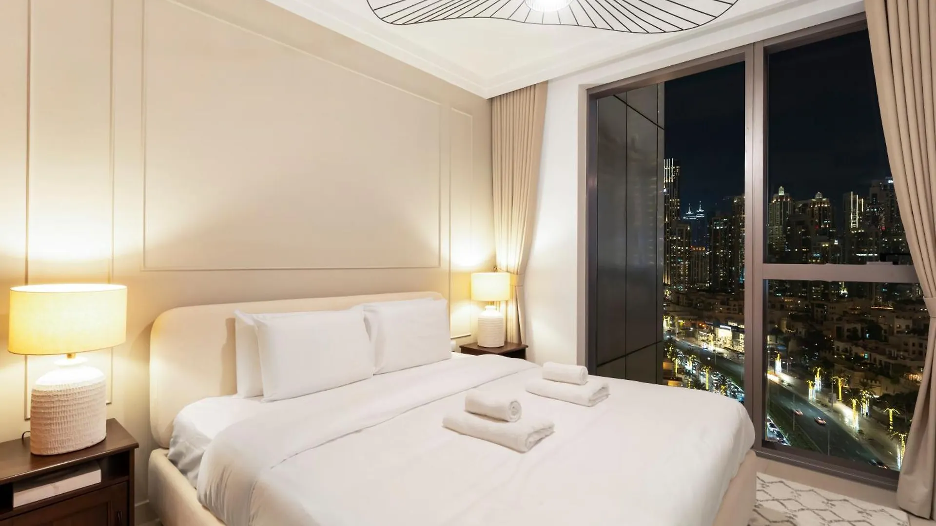 New! Ps5! Burj Khalifa View & Infinity Pool Apartment Dubai