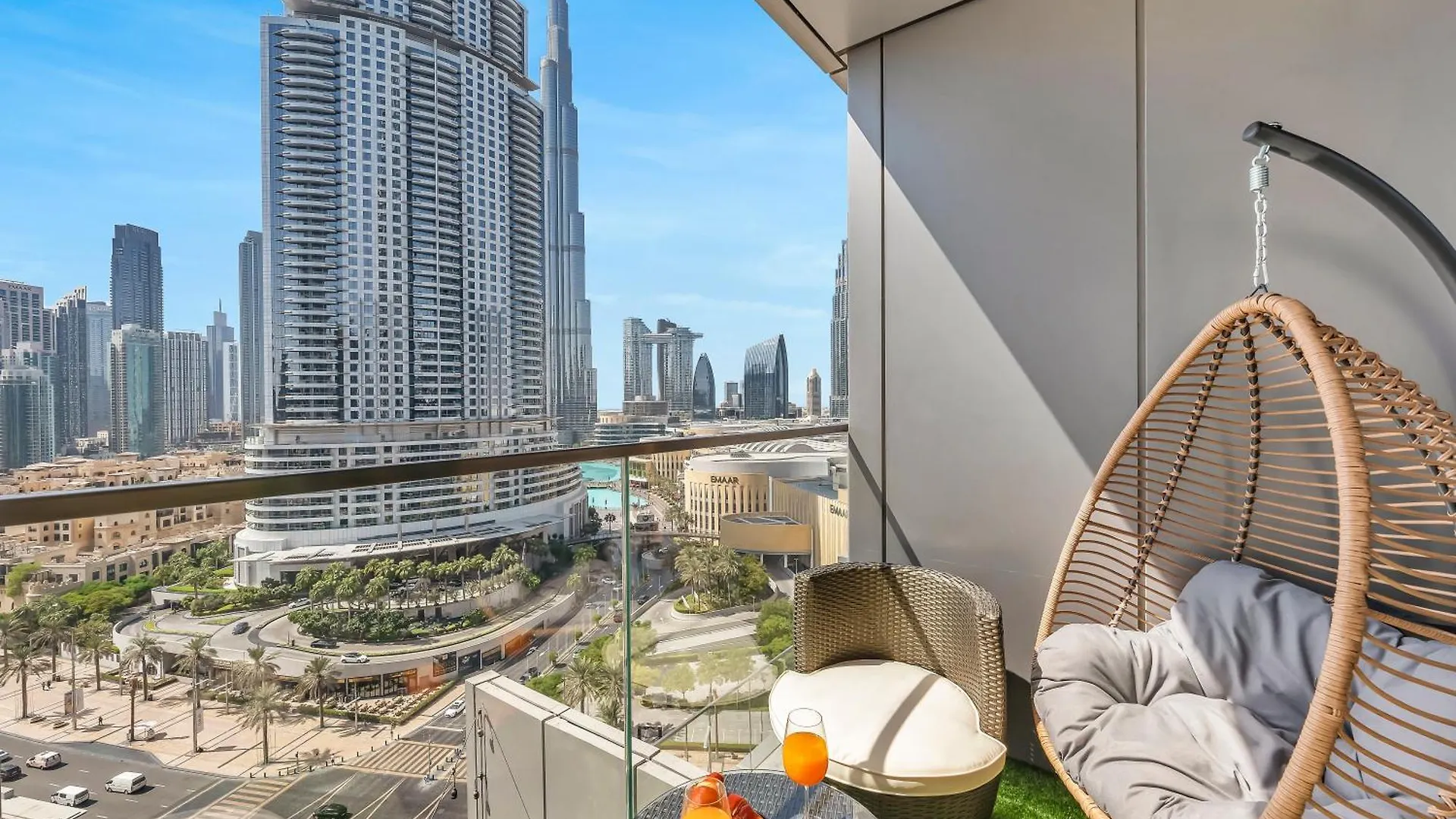 New! Ps5! Burj Khalifa View & Infinity Pool Apartment Dubai
