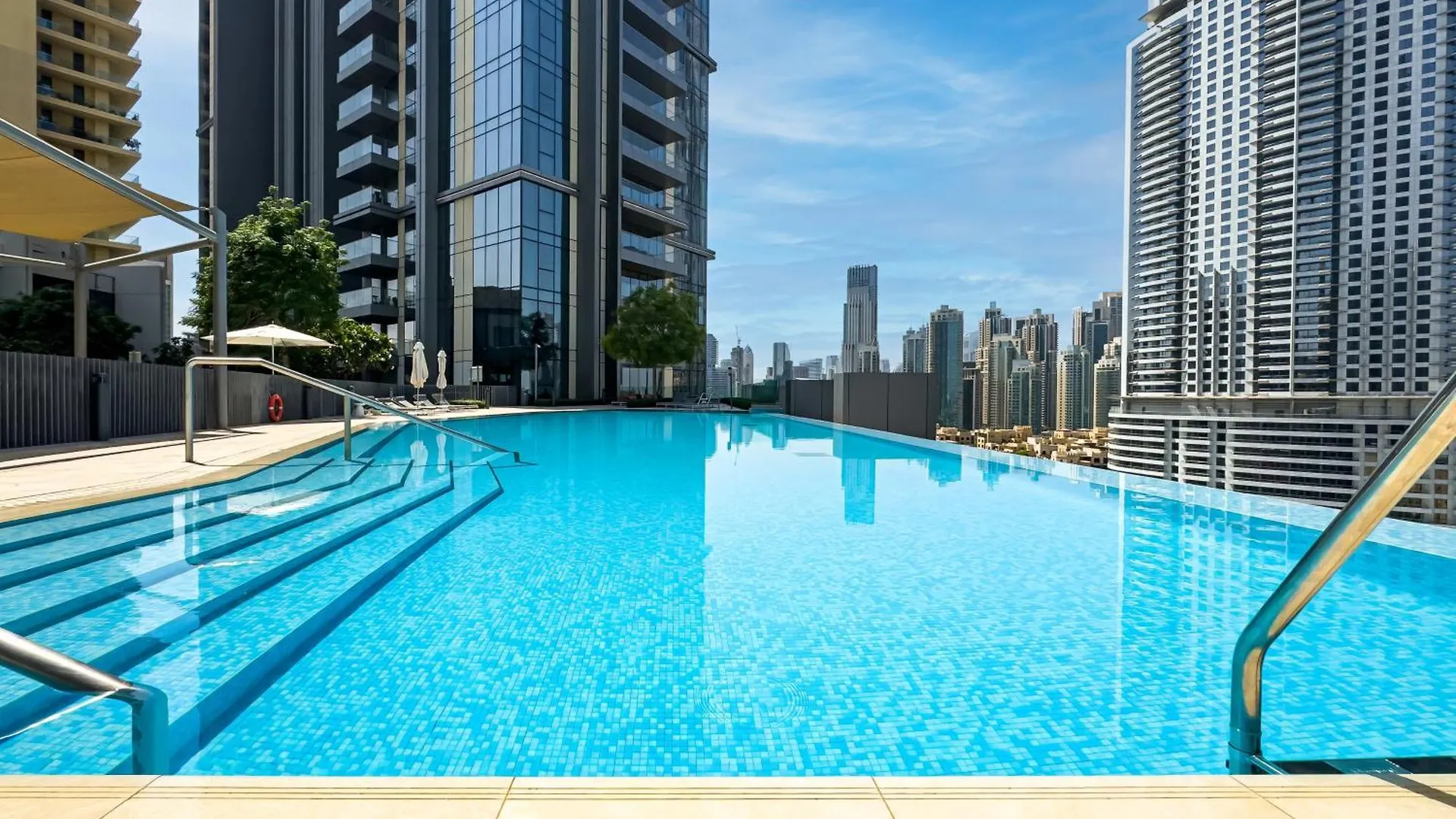 New! Ps5! Burj Khalifa View & Infinity Pool Apartment Dubai