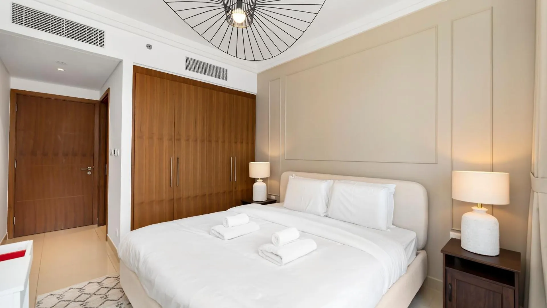 New! Ps5! Burj Khalifa View & Infinity Pool Apartment Dubai