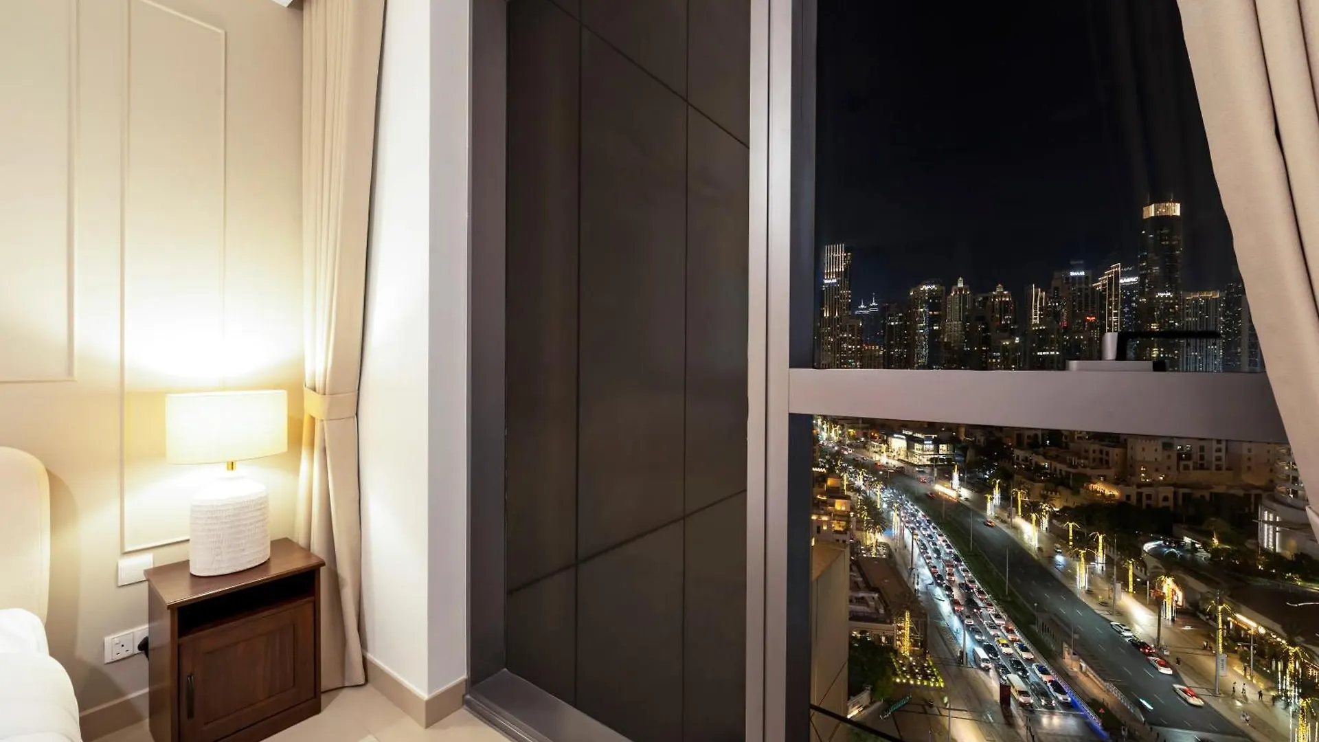 New! Ps5! Burj Khalifa View & Infinity Pool Apartment Dubai