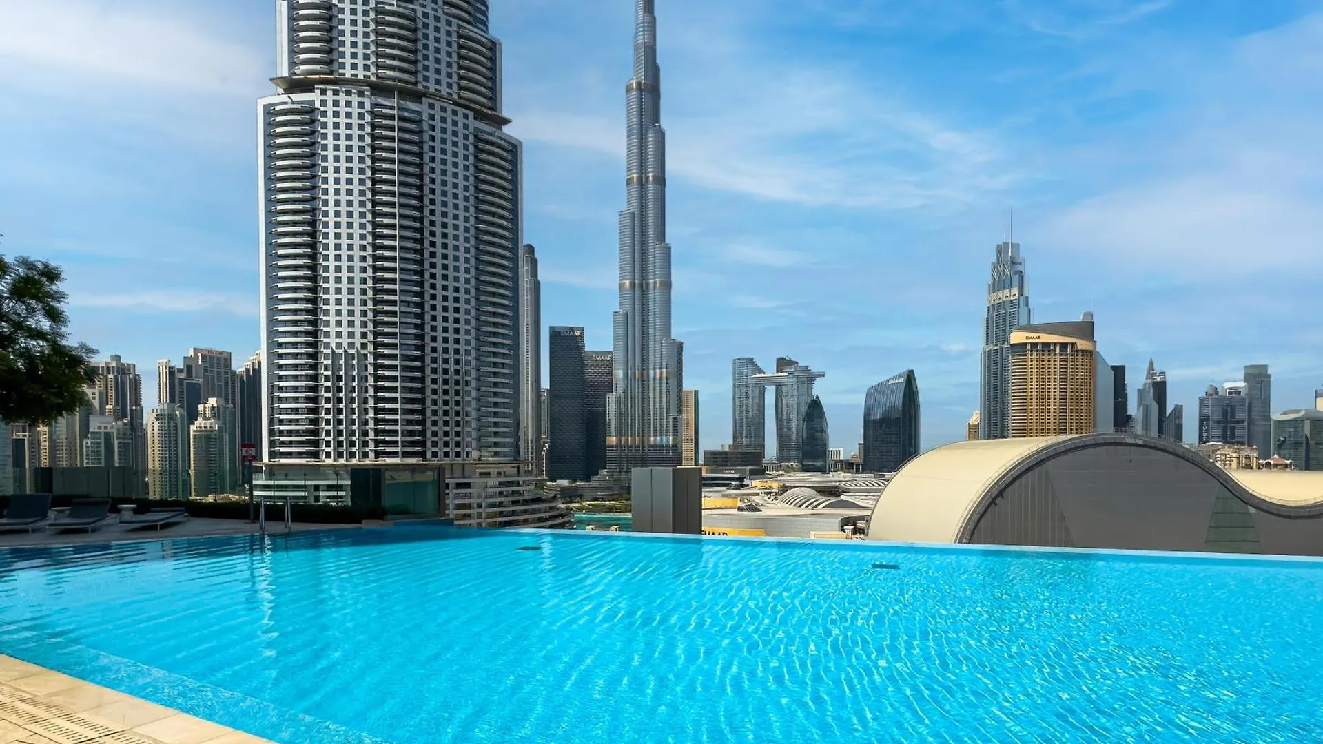 New! Ps5! Burj Khalifa View & Infinity Pool Apartment Dubai